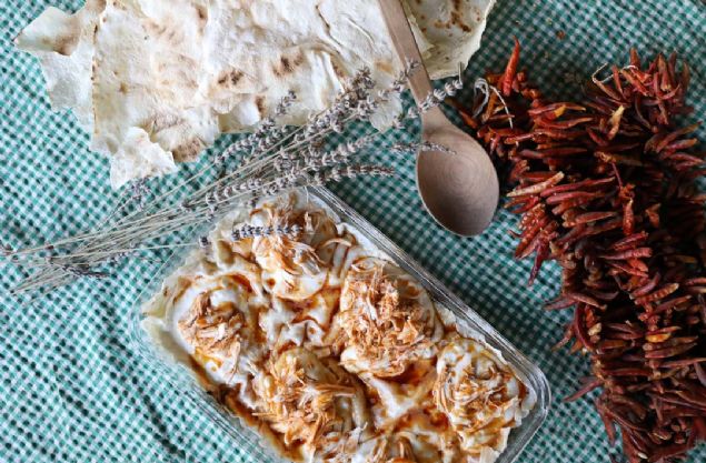 Balkan gmenleri hala bu gelenei srdryor. Hala Bursa'daki Balkan mahallelerinde, gmenlerin yaad mahallelerde bayramlarda evde baklava hamuru kaldysa mutlaka bayramda damat paas ikram ediyorlar' dedi.    