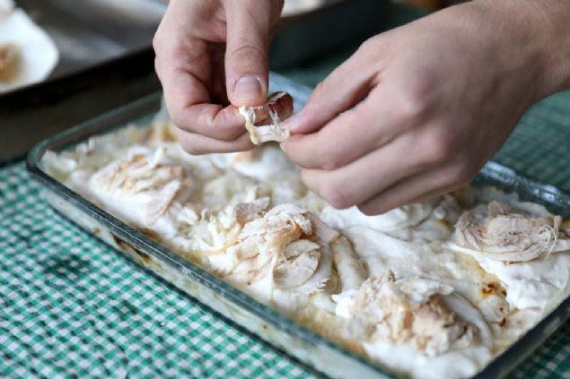 Senelerce kulland ve elindeki bu kuru yufkalar bir tavuk ya da et suyuyla slatp zerine tavuk ya da et paralar koyup servis etti. Aslnda bir yokluk yemei ama bu yoklua ramen iine koyduu o kk altnla bu yoklukta paylamay da anlatan bir yemek' diye konutu.   