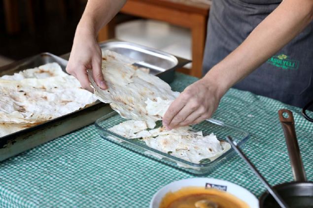 Gelin ya da damattan birine giderse dn hediyesi oluyordu. Dier misafirlere ya da ocuklara giderse sevin kayna oluyordu.  <br><br>  Benim damat paas yemeini sevmemdeki en nemli etken u; Damat Paas bir yokluk yemei. Un ve niasta uvallarn daha uzun sre kullanmak adna halk bunlar kuru yufka haline getirip tavanlarda kuruttu...  