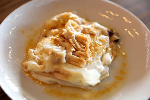 Gnlk hayatta pek fazla yaplmayan 'damat paas' yemeini her gn iletmesinde mterileriyle buluturan ef Emir Topuk, bu geleneksel yemee ilgiden memnun olduunu syledi.     