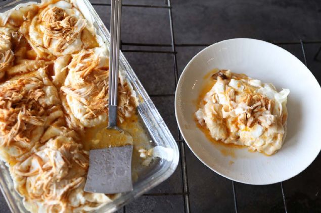 'DN YEMEKLERNN VAZGELMEZ'  <br><br>  Gelin ve damat evlerinde dn gn gelen misafirlere damat paas ikram edildiini belirten Topuk,   