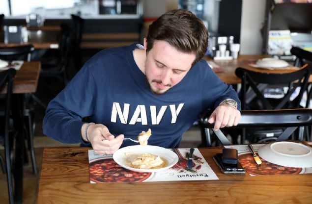 Dn ve bayram yemeklerinin vazgeilmezi olan 'damat paas', ierisine konulan malzemeler nedeniyleyokluk yemei olarak da biliniyor.    