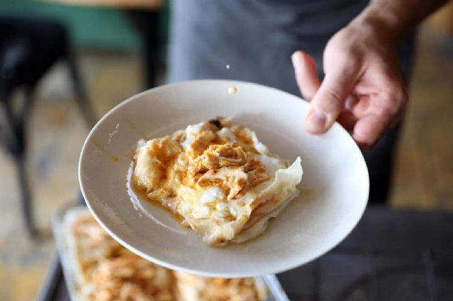 Damat paas, ayn zamanda sofrada tm misafirleri bir arada tutmaya yarayan bir yemek. zellikle ocuklar o sofrada bulunmak isterlerdi. nk evin hanm damat paasnn iine bir kk altn yerletirir ve kimin ksmetineyse o altn onun tabana giderdi...  