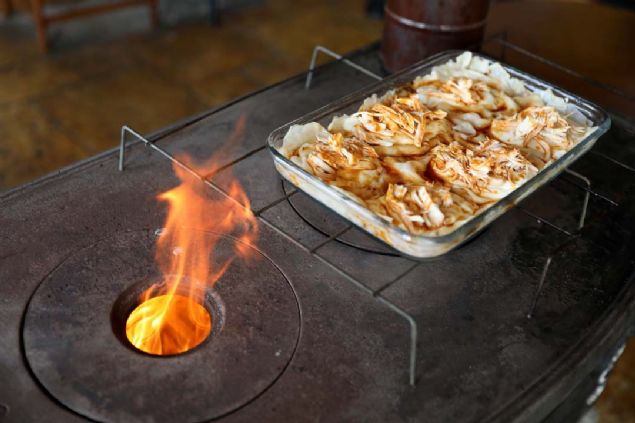 Bu yzden adna 'damat paas' demiler. Baklava yufkasndan da yaplr. Genelde bayramlarda pier. Bayramlarda pimesinin sebebi yine bir yokluk. nk baklava iin at hamurdan kalan paralarla damat paas yaparlar ya da bayram deilse ve evde baklava pimiyorsa, damat paas piirilecekse kuru yufkalardan yaparlar... 