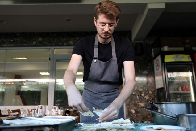 'BAYRAMLARDA BAKLAVA YOKSA DAMAT PAASI KRAM EDLR'  <br><br>  Anadolu mutfanda kuru yufkann ok kullanldn dile getiren Topuk, 'Stl erbetle slatp glla yapyorlar. Arasna herhangi bir katk koyup brek yapyorlar... 