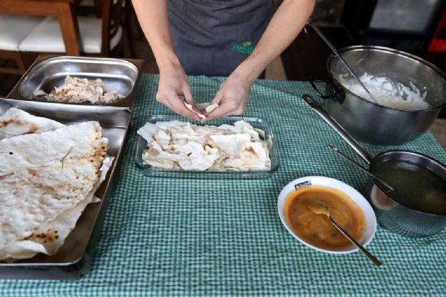Balkanlardan eitli tarihlerde Anadolu'ya gen insanlar, kltrlerini de beraberinde getirdi.   <br><br>  Kuru yufkann tavuk suyuyla slatlmasndan sonra zerine tavuk, yourt ve tereya konularak frna verilen damat paasyemei de g eden insanlarla birlikte,Anadolu mutfandaki yerini ald.    