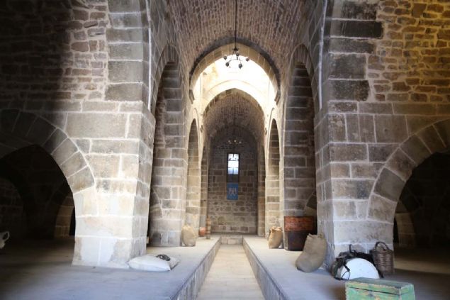 - 'Bir�ok film yap�mc�s� buraya gelip film �ekiyor'  <br><br>  Konya Vak�flar B�lge M�d�r� �brahim Gen�, AA muhabirine yapt��� a��klamada, han�n restore edilerek turizme kazand�r�ld���n� s�yledi. 