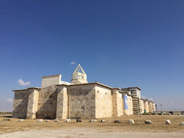 Tarihi kervansaray� gezip g�renler bu muhte�em mimari yap�ya adeta hayran kal�yor.'  <br><br>  (AA) 