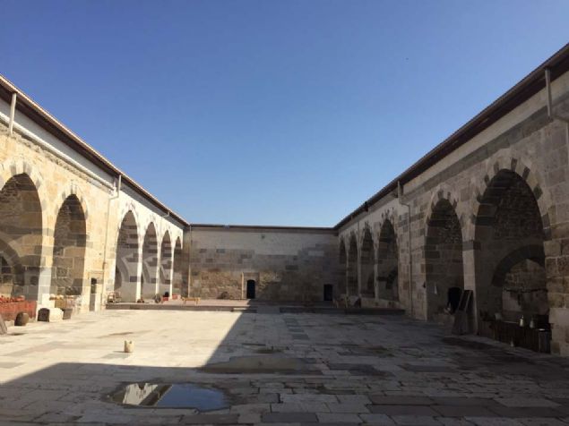 Eserin, Anadolu Sel�uklu Devleti'nin Konya'da in�a etti�i en b�y�k kervansaray oldu�unu dile getiren Gen�, ��yle konu�tu:  