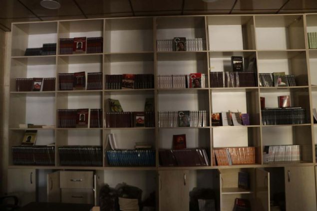Szde eitim merkezinde ktphane olarak kullanlan raflarda da terristbana ait ok sayda kitap grlyor.   
