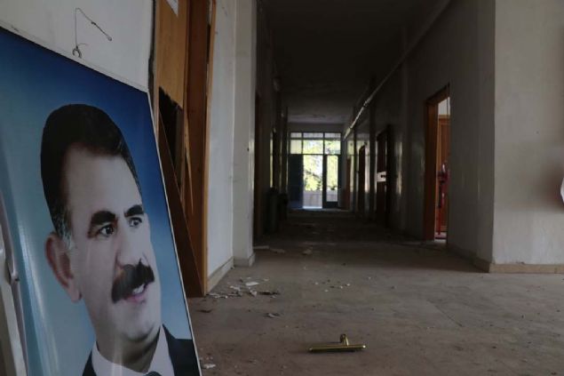 Grntlerde, szde eitim ve konaklama alanlar ile ofis olarak kulland binalarda terristba calan'n ok sayda posteri yer alyor.   