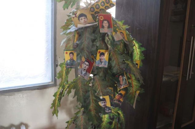 AA, terristlerden temizlenen Tel Abyad'da 3 gn nce de rgtn tahrip ettii hastanenin giriinde terristba calan posterinin olduu grntleri yaynlamt. 