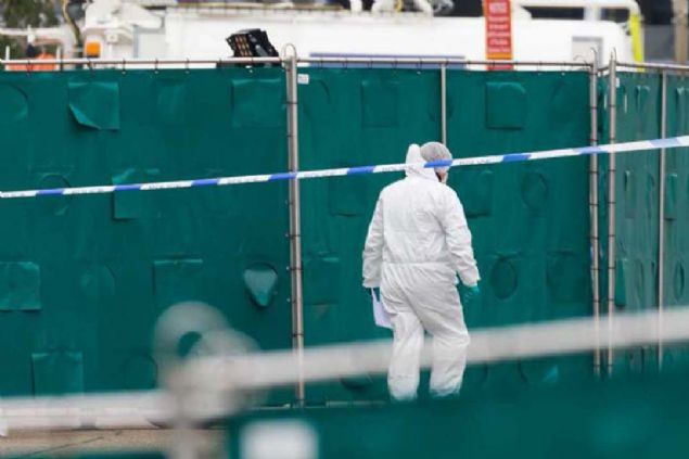 ngiltere'de 39 kiinin bir TIR'n dorsesinde yaamn yitirmesi sonras soruturma devam ediyor.   <br><br>  TIR'n ofr Mo Robinson'un ifadesi sonras Kuzey rlanda'da iki eve baskn dzenlendi. Olayn organize su rgtleriyle balantl olup olmad aratrlyor.      