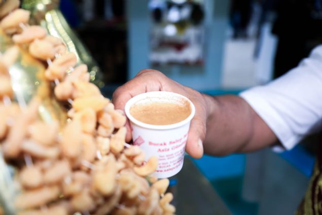 <p>  	Antalya'da "Sizin Oralarn Nesi Mehur" sloganyla bu yl 10'uncu kez kaplarn açan Yöresel Ürünler Fuar'nda (YÖREX) stant açan Aziz Gündüz, Bucak'n mehur salebini ziyaretçilere tattrp, faydalarn anlatt. </p>  