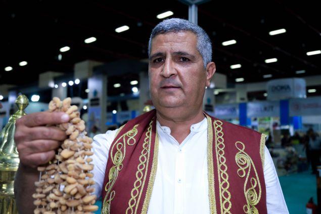 <p>  	Üzerine dökülen toz tarçnla ikram edilen scak salepten tatmak isteyen ziyaretçiler ise kazanlarn banda uzun kuyruklar oluturdu. Kalabaln salebe ilgisinden memnun olduunu anlatan Aziz Gündüz, salebin lezzetinin Toros Dalar'ndan geldiini söyledi.</p>  