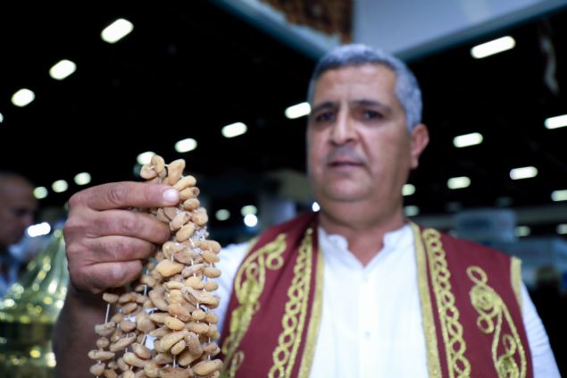 <div>  	<strong>CUMHURBAKANI, BAKANLAR VE VEKLLERE GÖNDERLYOR</strong></div>  <div>  	 </div>  <div>  	Cumhurbakan Recep Tayyip Erdoan ve kabineyle birlikte tüm milletvekillerine her sene kn toz salep gönderdiklerini kaydeden Gündüz, öyle konutu: "Her yl Cumhurbakan Recep Tayyip Erdoan ve bakanlarmzla birlikte tüm milletvekillerimize salep gönderiyoruz. </div>  