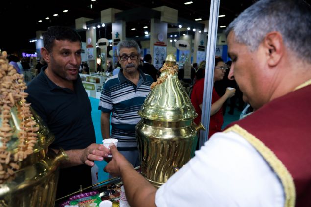 <p>  	Kn bolca tüketiliyor. Gösü yumuatr, bademciklere iyi gelir, vücudu güçlendirir. 1 kilogram süte 7 gram salep kartryoruz. Böyle düününce 1 kilogram salebin fiyatnn 700 TL olmas gayet normal. Geçen yl 600 TL'ydi bu yl 700 TL oldu."</p>  <p>  	(DHA)</p>  