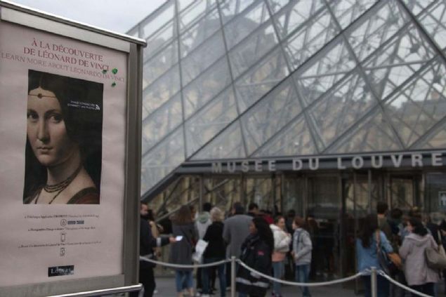 G�nde 30 bin ziyaret�i alan Da Vinci'nin Mona Lisa's� ise Louvre'daki yerinde g�r�lmeye devam edecek.   <br><br>  Ancak serginin sonunda Mona Lisa ile ilgili 7 dakika s�ren bir sanal ger�eklik etkinli�i yer al�yor.  