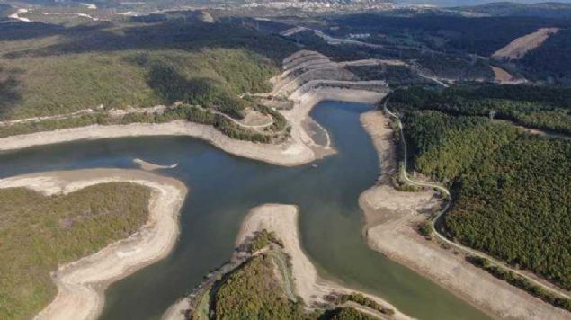 �stanbul'da ya���s�z ge�en aylar�n ard�ndan barajlardaki su seviyesi alarm verirken, iki baraj su yoklu�u nedeniyle kullan�m d��� kald�.  