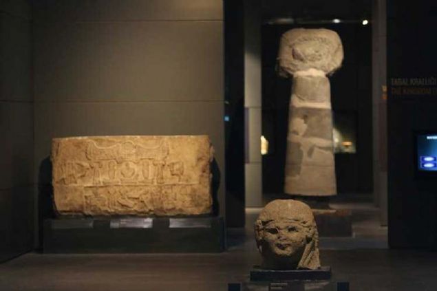 Ziyaretiler, mzede Anadolu'nun ilk yazl belgeleri olan Kltepe'den karlan ivi tabletlerin yan sra Alaaddin Keykubat tarafndan yaptrld tahmin edilen Keykubadiye Saray'nda devam eden kazlardan karlan eserler ve eitli kazlarda bulunan binlerce tarihi eseri grebiliyor.  