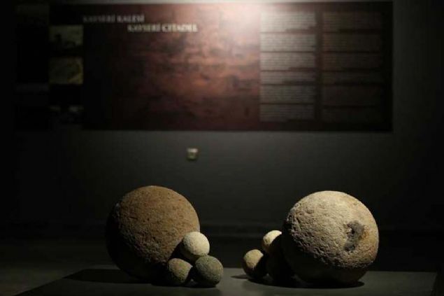 Bu nedenle Kayseri Arkeoloji Mzesi'nin tarihi kale iine tandn ifade eden Dursun, yeni mze binasnn olduka modern bir yze sahip olduunu dile getirdi. 