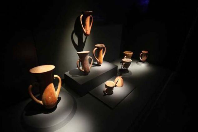 Romallar dneminde yaplan, Bizansllar, Danimentliler, Seluklular, Dulkadiroullar, Karamanoullar ile Osmanllar tarafndan i ve d surlar tamir edilen 7 medeniyetin izlerini tayan tarihi Kayseri Kalesi, 6 yl nce restorasyona alnd.  