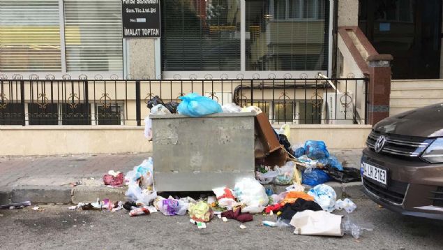 480 temizlik i��isi, i� b�rakarak cuma g�n�nden itibaren mesaileri s�resince belediye garaj�nda topland�.   