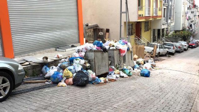 '1990'LARA GER� D�ND�K'  <br><br>  Eylemin 4. g�n�nde bu sabah Maltepe'nin baz� mahallelerinde at�lan ��plerin birikti�i g�r�ld�. 