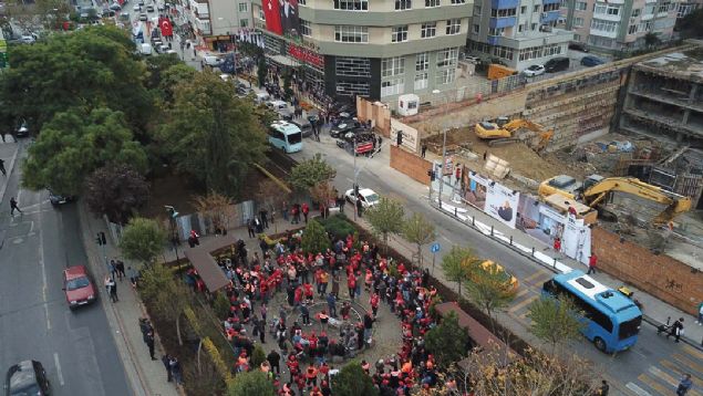 �te yandan i��iler bug�n Maltepe Belediye binas�n�n �n�ne y�r�y�� yapt�.� 