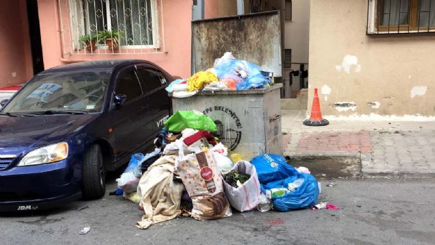 Mahalle sakinleri, biriken ��plerden yay�lan kokulardan ve g�r�nt� kirlili�inden rahats�zl�k duyduklar�n� s�ylediler. 