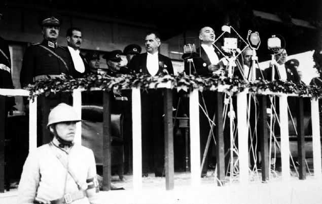 Milli Mcadele'nin zaferle sonulanmasnn ardndan Byk nder Mustafa Kemal Atatrk, yeni Trk devletinin yzn adalama ve demokrasiye evirdi.   