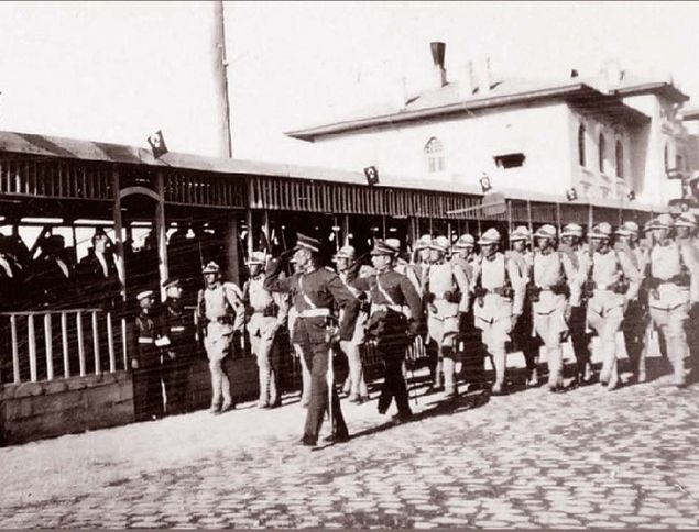 Hariciye Vekaleti, 2 ubat 1925'te bir kanun teklifiyle 29 Ekim'in bayram olmasn nerdi.  
