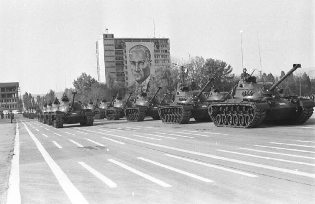 26 Ekim 1924'te yaymlanan kararname ile cumhuriyetin ilannn 101 pare top at ve dzenlenecek etkinliklerle kutlanmasna karar verildi. 