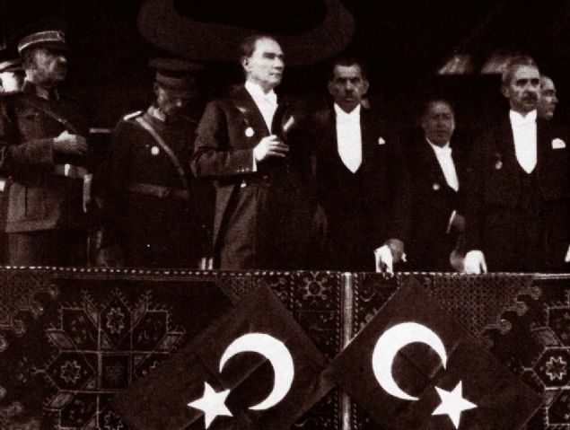 Baz yabanc lkeler de Lozan Antlamas'nn onay iin Trkiye'deki yeni devlet rejiminin daha ak ekilde belirlenmesini istiyorlard. Bu sralarda cra Vekilleri Heyeti'nin istifas ve Meclisin gvenini kazanacak bir kabine listesinin oluturulamamas da bu soruna acil zm gerektirdi.   