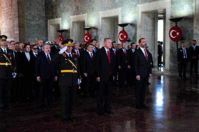  'Aziz Atatrk, bugn millet olarak byk bir heyecanla Cumhuriyetimizin 96nc yl dnmn kutluyoruz. Bu gurur gnmzde zatalinizi ve istiklal harbimizin tm kahramanlarn, aziz ehitlerimizi rahmetle yad ediyor, gazilerimize kranlarmz sunuyoruz.  