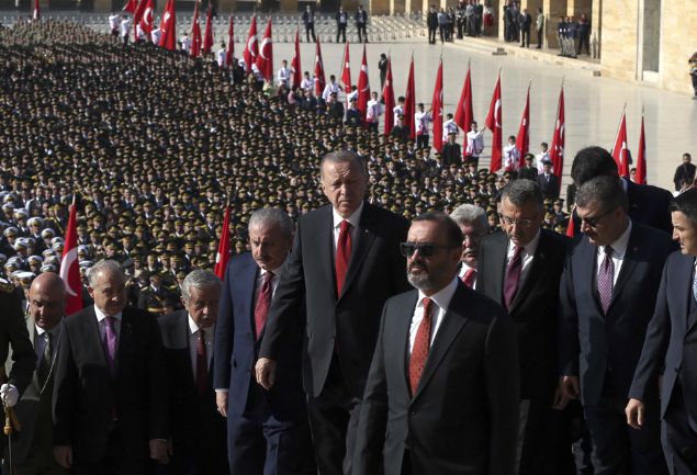 Bakan Erdoan ve devlet erkan 29 Ekim Cumhuriyet Bayram dolaysyla Antkabir'i ziyaret etti. Antkabir zel defterini imzalayan Erdoan, 'Suriye snr boyunca kurulmak istenen terr koridorunu datarak kararllmz tm dnyaya gsterdik, ruhun ad olsun ' ifadelerini kulland.  