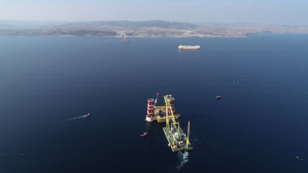 1915 anakkale Kprsnn iki ktadaki yakalarnda denize batrlan kule kesonlar zerine Austos aynda her biri 800 ton arlndaki bloklar yerletirilmeye baland. 