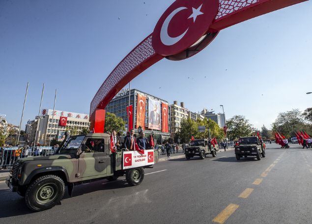 Kortej y�r���n� Opera K�pr�s� �zerinden izleyen baz� vatanda�lar da komandolar�n ge�ti�i g�zergaha karanfil b�rakt�. Komandolar, 'Her T�rk asker do�ar', 'G��l� ordu g��l� T�rkiye', 'Vatan sana can�m feda' sloganlar�yla y�r�y�� karar� sayd�.  