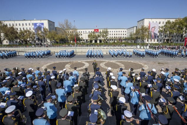 Cumhurba�kanl��� Muhaf�z Alay�, TSK Armoni M�z�kas�, kuvvet komutanl�klar� personelinden olu�an Karma Bando'nun mar�lar� e�li�inde ilerleyen kortej, �anakkale Sava��, Kurtulu� Sava��, Kore Sava��, K�br�s Bar�� Harekat� gazilerini temsil eden askerlerin yer ald��� 'Tarihi B�l�k' ile 15 Temmuz gazileri, askeri �st� a��k ara�larla ge�i�i tamamlad�.  