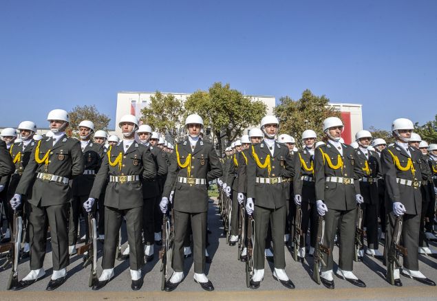 Y�r�y�� �ncesinde TBMM bah�esinde T�rk Silahl� Kuvvetleri (TSK) Mehteran Birli�i bir g�steri sundu. Ard�ndan da sayg� duru�unda bulunuldu.  