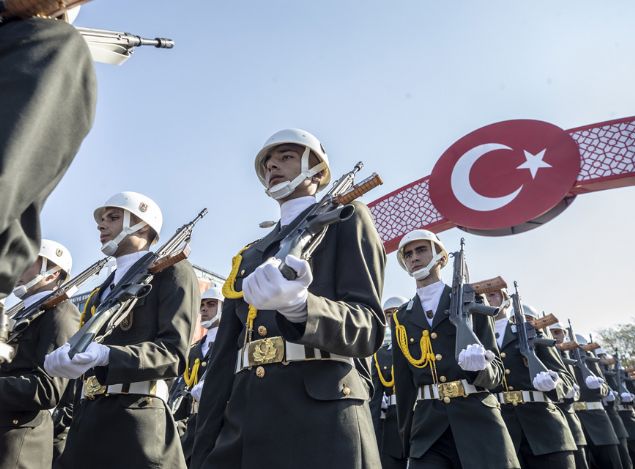 Cumhurba�kanl��� himayesinde d�zenlenen kortej y�r�y���n� T�rk bayraklar�yla izlemeye gelen vatanda�lar, askerlere sevgi g�sterisinde bulundu.   