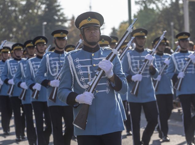 Baz� vatanda�lar ve �ocuklar asker selam�yla kortejdekileri selamlad�.  