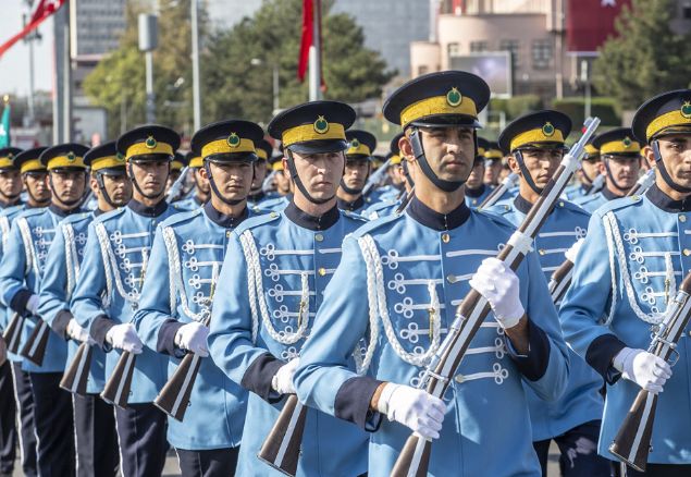 TBMM'nin Atat�rk Bulvar� kap�s�ndan ba�layan y�r�y�� nedeniyle �evrede geni� g�venlik �nlemleri al�nd�. Bulvara ��kan yollar trafi�e kapat�ld�, y�r�y�� g�zergah� �evik kuvvet polisleri ve dedekt�r k�peklerle kontrol edildi.  