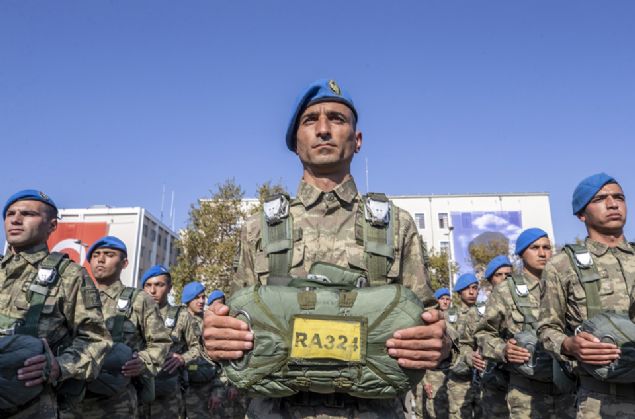 �stiklal Mar��'n�n okunmas�ndan sonra ba�layan y�r�y��te, kortejin �n�nde motosikletli timler ve gaziler yer ald�. Kortejde askerler b�y�k boy Atat�rk posteri ta��d�. �e�itli okullardan gelen, T�rk bayraklar� ta��yan ��renciler de y�r�y��e kat�ld�.   