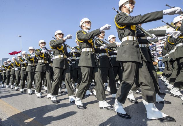 29 Ekim Cumhuriyet Bayram� dolay�s�yla T�rkiye B�y�k Millet Meclisi (TBMM) �n�nden Ulus'taki ilk Meclis binas�na kadar 'kortej y�r�y���' d�zenlendi.  