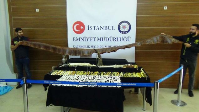 KAITHANE'de bir eve dzenlenen operasyonda sat yasak 4 metre 60 santimetre uzunluunda piton ylan derisi, 2 fildii, 1 gergedan boynuzu, fildii tesbih, gergedan boynuzu tesbih, damla kehribar tesbih, baston ve satran takmnn da aralarnda bulunduu 269 obje ele geirildi. Olayla ilgili 1 kii gzaltna alnd. 