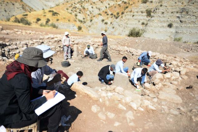 4 stel �zerinde herhangi bir fig�ratife rastlanmad���na i�aret eden Koda�, 'Neolitik d�neme ait 80 metrekare b�y�kl���ndeki tap�nak G�beklitepe ile benzer �zellikler ta��yor.' dedi.  