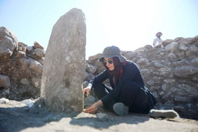 - 'G�beklitepe ile benzer �zellikler ta��yor'  <br><br>  Koda�, ta� duvara sahip tap�na��n k���k ta�lar ve �amur har�la �r�ld���n� aktararak binan�n taban�na hen�z ula�mad�klar�n�, bir ayl�k s�re�te ula�may� hedeflediklerini anlatt�.  