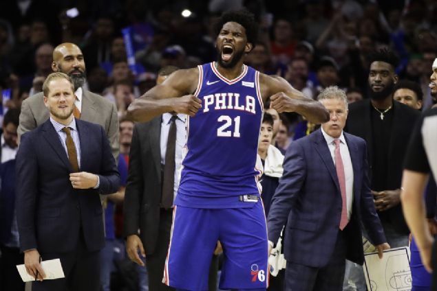                                                                 Oyuncunun eski takm arkada Ben Simmons, Karl- Anthony Towns' sakinletirmek iin zerine atlad.                                                       