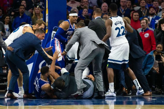                                                                 Gl fiziiyle dikkat eken Embiid'in rakibini yere serdii grntler kavgann en dikkat eken anlarndand.                                                       